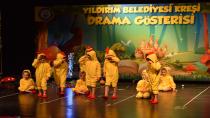 Yıldırım Belediyesi Kreşi öğrencilerinin yıl sonu gösterisi, ayakta alkışlanırken, ailelere duygusal anlar yaşattı.